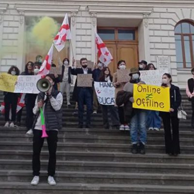 სტუდენტებმა დისტანციური სწავლების წინააღმდეგ აქცია გამართეს