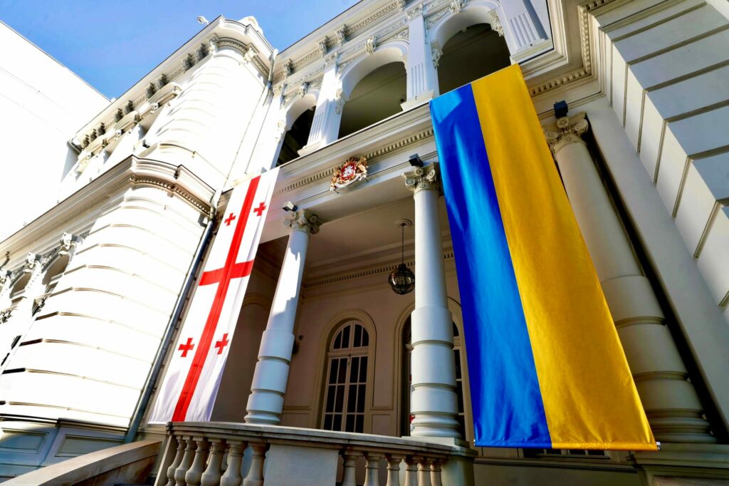 Над президентским дворцом в Тбилиси подняты флаги Грузии и Украины |