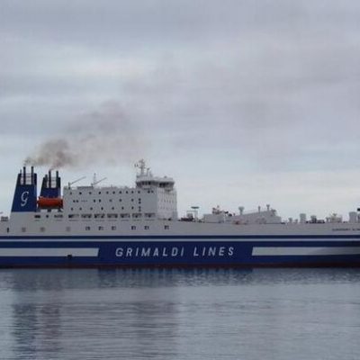 Паром с двумя сотнями пассажиров вспыхнул у берегов Греции: их эвакуировали