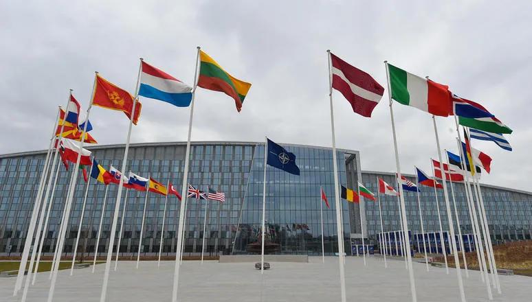 Министры обороны НАТО сегодня встретятся с грузинским и украинским коллегами
