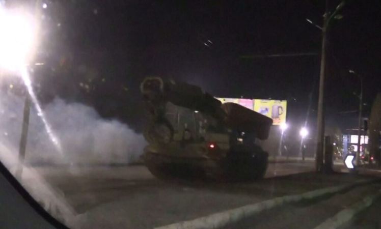 Агентство Reuters распространяет кадры с передвижением колонны военной техники на подступах к Донецку |