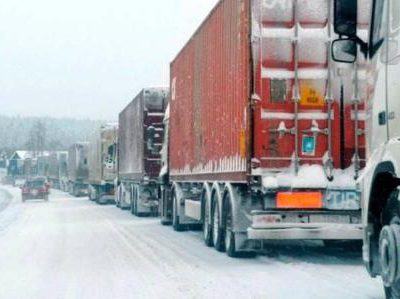 Stepantsminda-Lars road closed for trucks