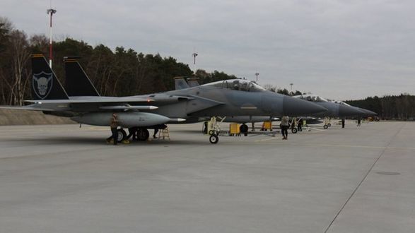 Еще 8 американских истребителей F-15 приземлились в Польше — Минобороны