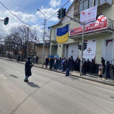 დღეს პროტესტის ნიშნად ახალციხელების ნაწილი ,,ალტ ინფოს” ოფისთან შეიკრიბა, რომელიც პარტიის ოფისის დახურვას ითხოვდა