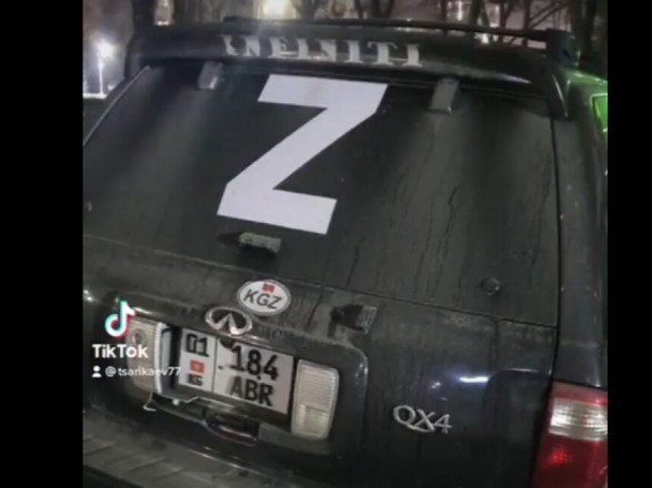 В Кыргызстане штрафуют водителей с наклеенным знаком «Z» на авто