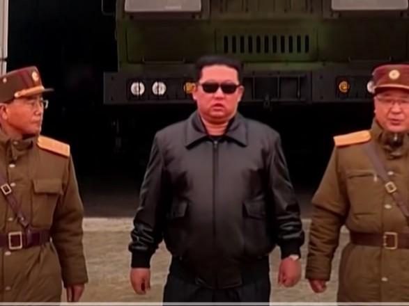 Почти Том Круз: Ким Чен Ын в кожанке всколыхнул соцсети Почти Том Круз: Ким Чен Ын в кожанке всколыхнул соцсети