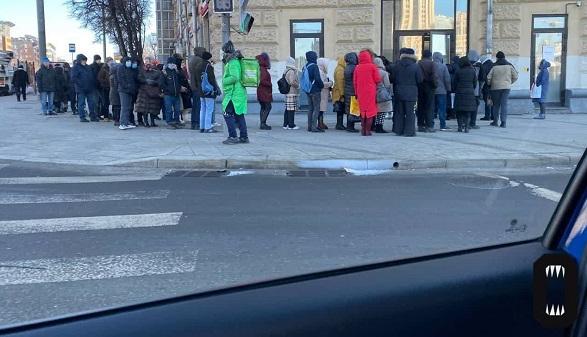 Россияне забрали из банков рекордные 1,2 трлн рублей — максимум со времен кризиса 2008 года