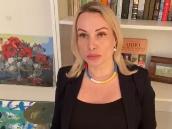 Я позволяла зомбировать людей и мне очень стыдно: видеообращение девушки, ворвавшейся в эфир российского канала с антивоенным плакатом