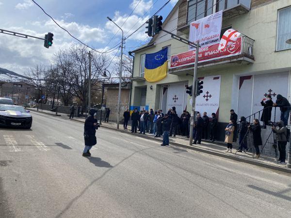 Այսօր ախալցխացիների մի մասը ի նշան բողոքի հավաքվել էր «Ալտ Ինֆո» կուսակցության գրասենյակի դիմաց