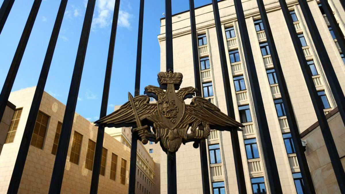 Минобороны РФ отрицает массовые убийства мирных жителей в Буче |