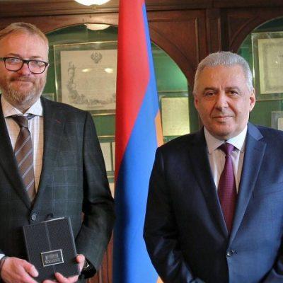 ՌԴ-ում ՀՀ դեսպանը Պետդումայի պատգամավորին հանձնել է ՀՀ ԱԺ նախագահի հուշամեդալը