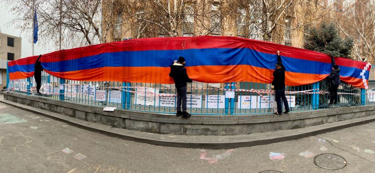 Արցախի 22-մետրանոց դրոշը՝ ՄԱԿ-ի հայաստանյան գրասենյակի ցանկապատին
		19.12.2022 . Արցախ