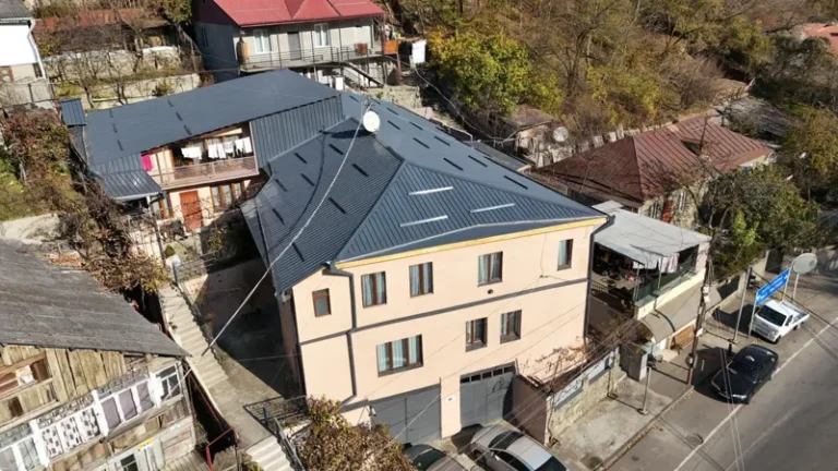 ბორჯომში, რამდენიმე მრავალბინიანი საცხოვრებელი სახლის სახურავის რეაბილიტაცია დასრულდა