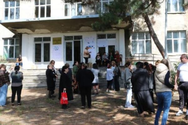 Ախալցխայի թիվ 2 հանրային դպրոցի ծնողներն ու ուսուցիչները բողոքի ցույց են անցկացնում