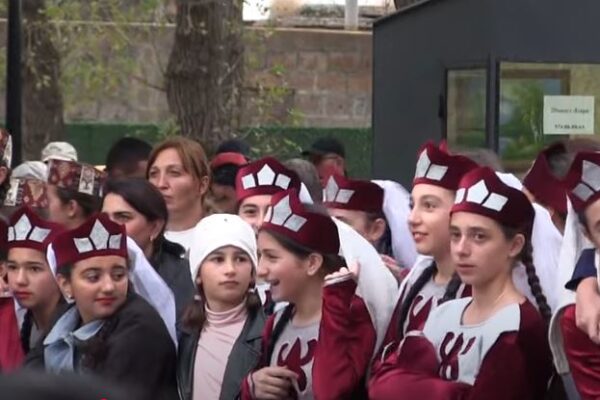 Նինոծմինդան նշում է քաղաքի տոնը