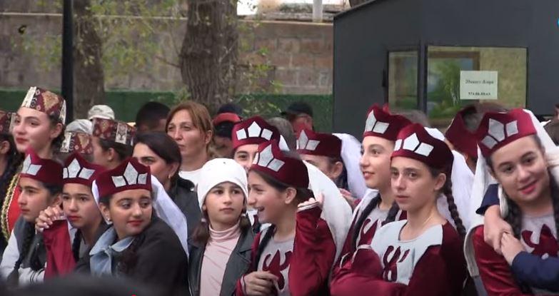 Նինոծմինդան նշում է քաղաքի տոնը