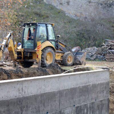 Սամցխե-Ջավխքի շրջանի մարզպետ Զաալ Գելաշվիլին, Ախալցխայի մունիցիպալիտետի քաղաքապետ Վարլամ Ծիկլաուրին և Սակրեբուլոյի նախագահ Սաբա Կբիլաշվիլին ծանոթացան Իվլիտա գյուղում կամրջի կառուցման ընթացքին