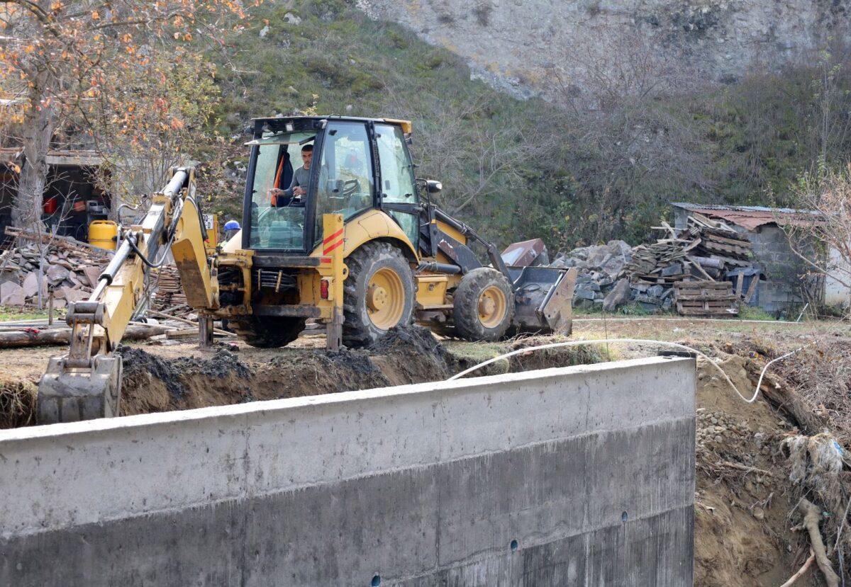 Սամցխե-Ջավխքի շրջանի մարզպետ Զաալ Գելաշվիլին, Ախալցխայի մունիցիպալիտետի քաղաքապետ Վարլամ Ծիկլաուրին և Սակրեբուլոյի նախագահ Սաբա Կբիլաշվիլին ծանոթացան Իվլիտա գյուղում կամրջի կառուցման ընթացքին