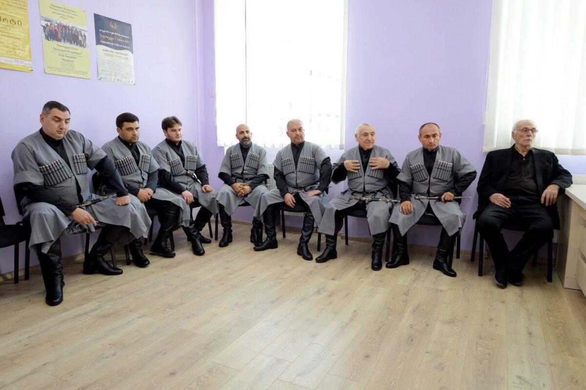 Ախալցխայի  քաղաքապետ Վարլամ Ծիկլաուրին հանդիպել է «Մեսխեթի» ֆոլկլորային  երգչախմբի անդամների հետ