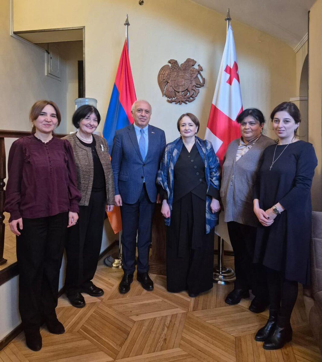 Վրաստանում ՀՀ դեսպան Աշոտ Սմբատյանն ընդունեց   «Հայկական ձեռագրերի ժառանգություն» վերնագրով գիրք-ալբոմի հեղինակ հայագետներին