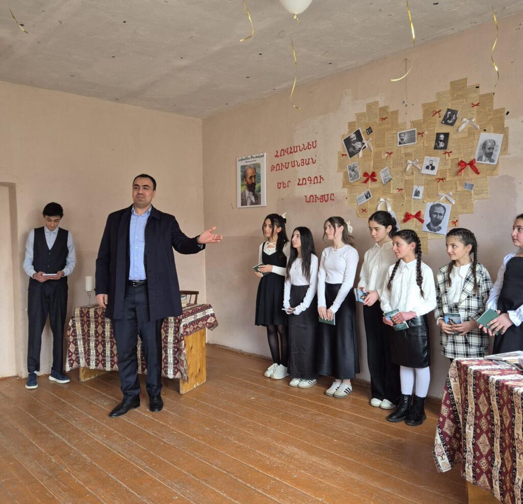 Հովհաննես Թումանյանի ծննդյան օրըՎրաստանում ՀՀ դեսպանության խորհդական Վահագն Տոնոյանը և դեսպանության աշխատակիցները ծաղիկներ խոնարհեցին Թբիլիսիի հայ հասարակական գործիչների Խոջիվանքի պանթեոնում՝ Մեծն բանաստեղծի շիրիմին