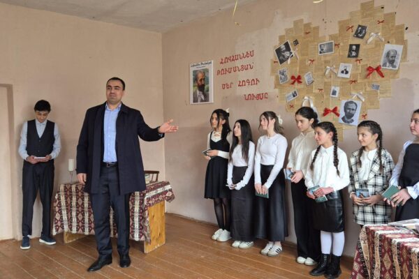 Հովհաննես Թումանյանի ծննդյան օրըՎրաստանում ՀՀ դեսպանության խորհդական Վահագն Տոնոյանը և դեսպանության աշխատակիցները ծաղիկներ խոնարհեցին Թբիլիսիի հայ հասարակական գործիչների Խոջիվանքի պանթեոնում՝ Մեծն բանաստեղծի շիրիմին