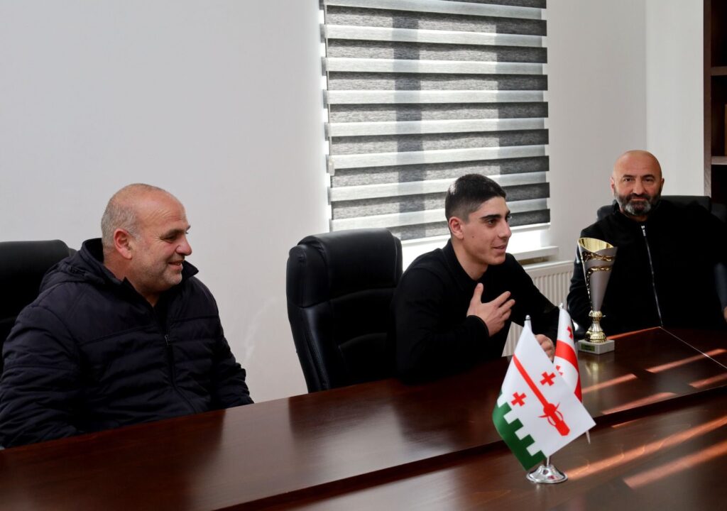 Ախալցխացի բռնցքամարտիկ Անդրանիկ Ջանամյանը պարգևատրվել է Ֆրանսիայի Լիոն քաղաքում կայացած պրոֆեսիոնալ բռնցքամարտի միջազգային մենամարտում հաղթանակ կրելու համար