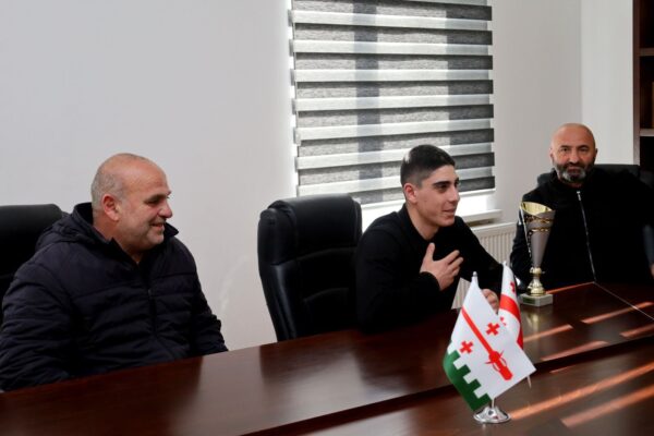 Ախալցխացի բռնցքամարտիկ Անդրանիկ Ջանամյանը պարգևատրվել է Ֆրանսիայի Լիոն քաղաքում կայացած պրոֆեսիոնալ բռնցքամարտի միջազգային մենամարտում հաղթանակ կրելու համար