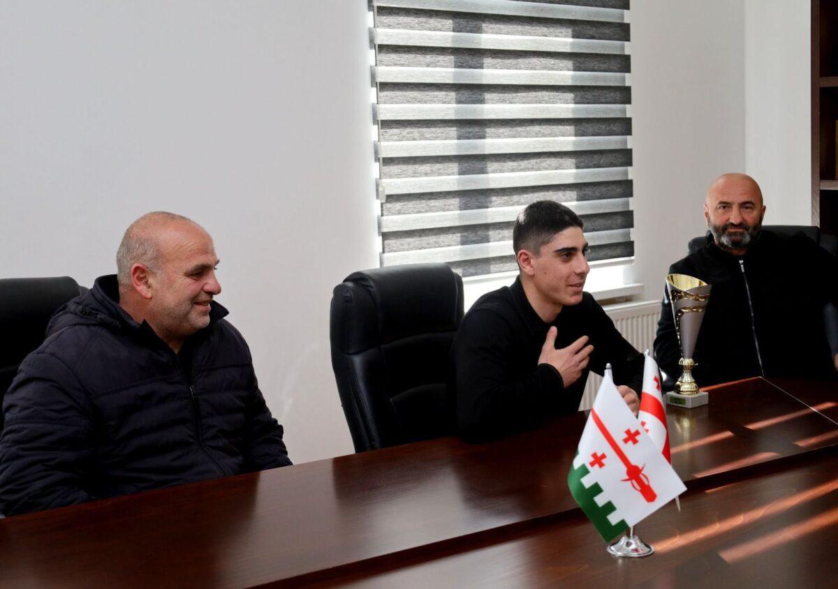 Ախալցխացի բռնցքամարտիկ Անդրանիկ Ջանամյանը պարգևատրվել է Ֆրանսիայի Լիոն քաղաքում կայացած պրոֆեսիոնալ բռնցքամարտի միջազգային մենամարտում հաղթանակ կրելու համար