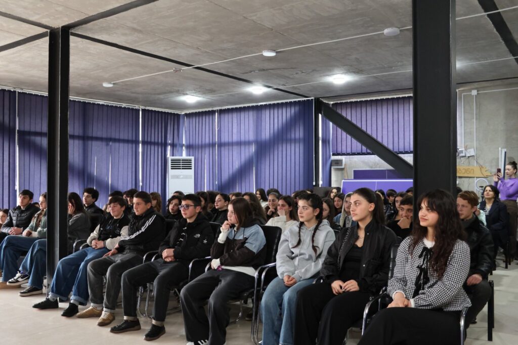 Ադիգենում անցկացվեց դասախոսություն Վրաստանի նորարարությունների և տեխնոլոգիաների գործակալության «Ճանապարհորդություն դեպի նորարարությունների և տեխնոլոգիաների աշխարհ» նախագծի շրջանակներում