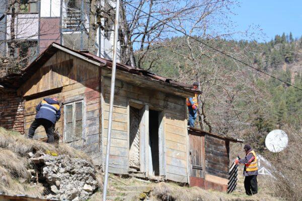 Աբասթումանի հանգստավայրում շարունակվում է անբարեկարգ և անօրինական շինությունների ապամոնտաժման գործընթացը