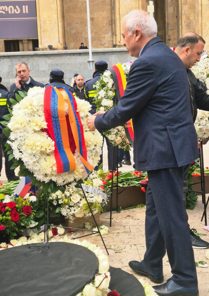 Վրաստանում ՀՀ դեսպան Աշոտ Սմբատյանն իր խոնարհումը բերեց և ծաղկեպսակ զետեղեց Թբիլիսիում Ապրիլի 9-ի զոհերի հուշակոթողին