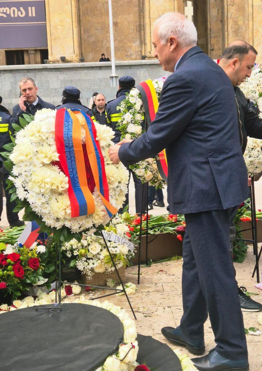 Վրաստանում ՀՀ դեսպան Աշոտ Սմբատյանն իր խոնարհումը բերեց և ծաղկեպսակ զետեղեց Թբիլիսիում Ապրիլի 9-ի զոհերի հուշակոթողին