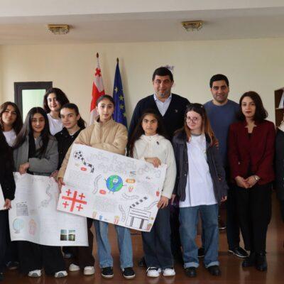 Ախալքալաքի մունիցիպալիտետի քաղաքապետը հյուրընկալել է քաղաքապետարանի երիտասարդական խորհրդի անդամներին և Ախալքալաքի թիվ 4 հանրային դպրոցի աշակերտներին