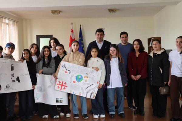 Ախալքալաքի մունիցիպալիտետի քաղաքապետը հյուրընկալել է քաղաքապետարանի երիտասարդական խորհրդի անդամներին և Ախալքալաքի թիվ 4 հանրային դպրոցի աշակերտներին