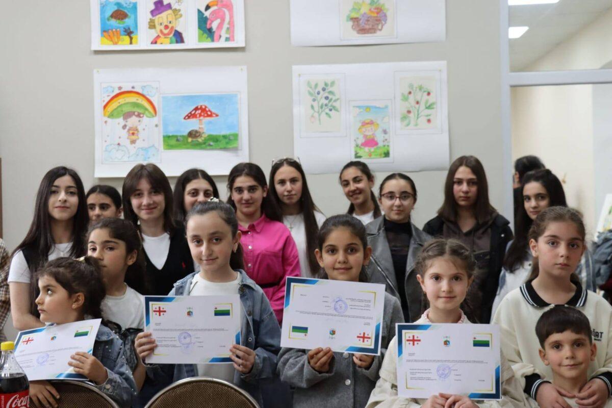 Ախալքալաքում կազմակերպվել է աշակերտական աշխատանքների ցուցահանդես՝ նվիրված Ընտանիքի սրբության և ծնողների նկատմամբ հարգանքի օրվան