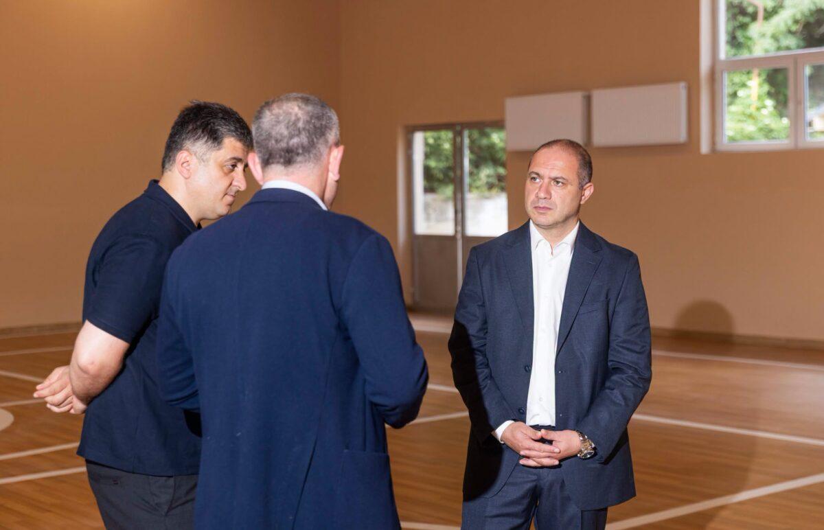 Գիվի Միքանաձեն այցելել է Սամցխե-Ջավախքի դպրոցներ՝ ծանոթանալու ենթակառուցվածքային աշխատանքներին