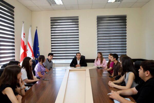 Ախալցխայի քաղաքապետը հանդիպել է Երիտասարդական խորհրդատվական խորհրդի անդամների հետ