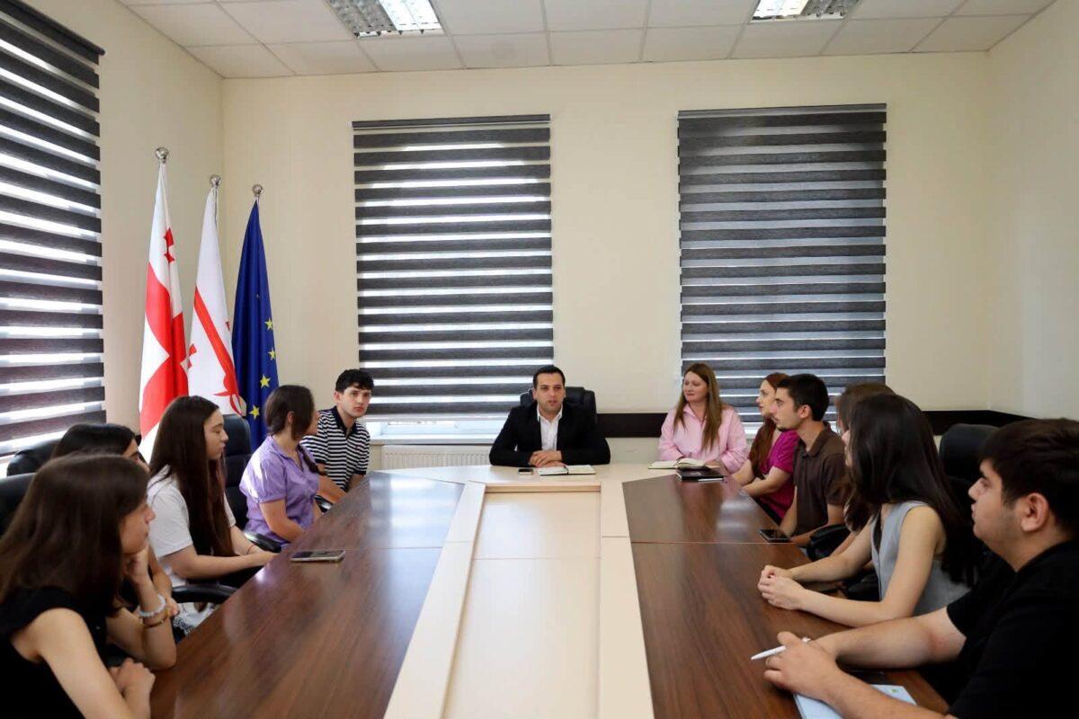 Ախալցխայի քաղաքապետը հանդիպել է Երիտասարդական խորհրդատվական խորհրդի անդամների հետ