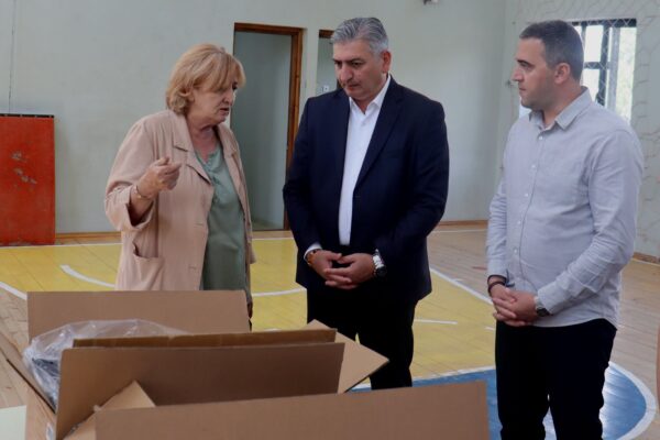 Ասպինձայում ներկայացվել է դպրոցական համազգեստի վաճառքի գործընթացը