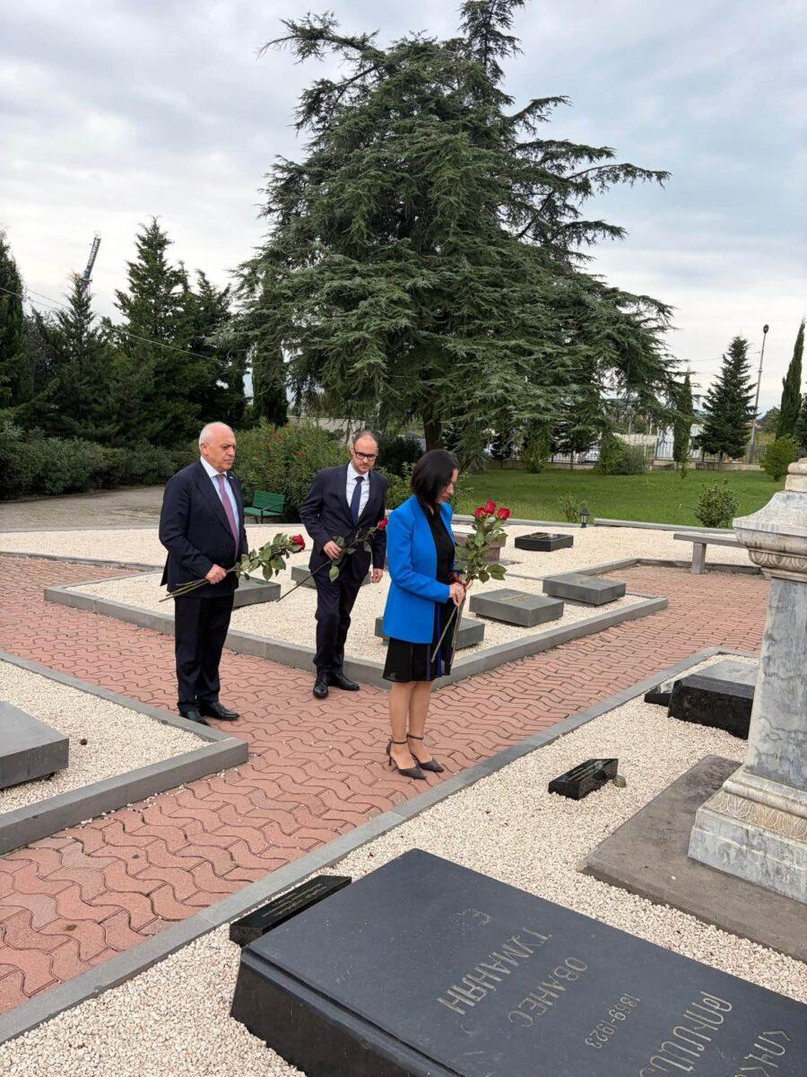 Հայաստանի պատվիրակությունն այցելել է Թբիլիսիի Խոջիվանքի պանթեոն