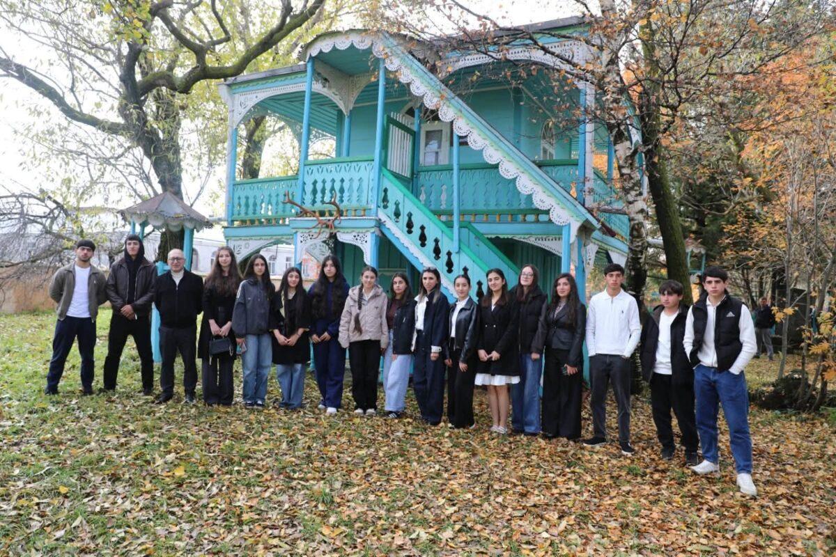 Նինոծմինդայի ավագ դասարանների աշակերտները ճանաչողական այցով այցելել են պատմական վայրեր